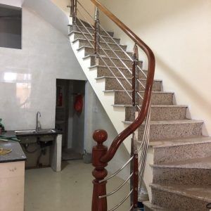 Cầu thang inox tay vịn gỗ