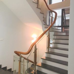 cầu thang kính cường lực