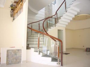 cầu thang kính cong