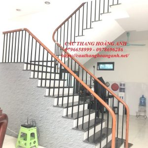 mầu cầu thang sắt đơn gian hiện đại tay vịn nhựa vân gỗ