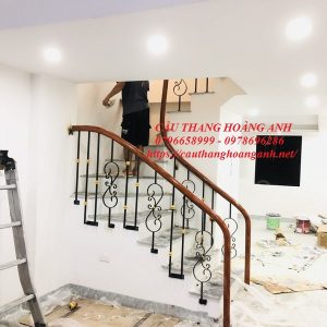 Mẫu cầu thang sắt nghệ thuật tay vịn nhựa vân gỗ