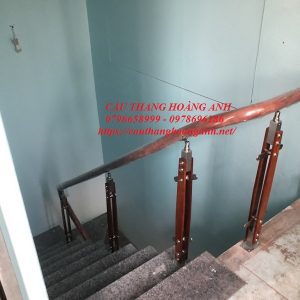 Cầu thang kính cường lực tay vịn nhựa