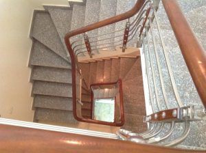 cau thang inox tay vịn gỗ