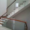 cầu thang kính bắt sườn