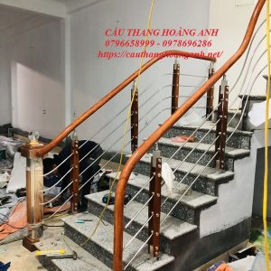 Mẫu cầu thang suốt inox 304 tay tròn vân gỗ cánh gián thi công tại bắc ninh