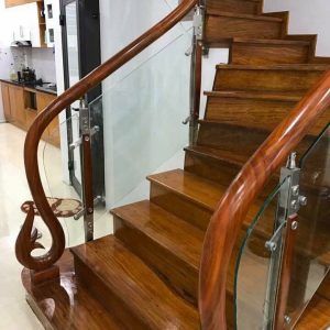cầu thang kính tay vịn gỗ