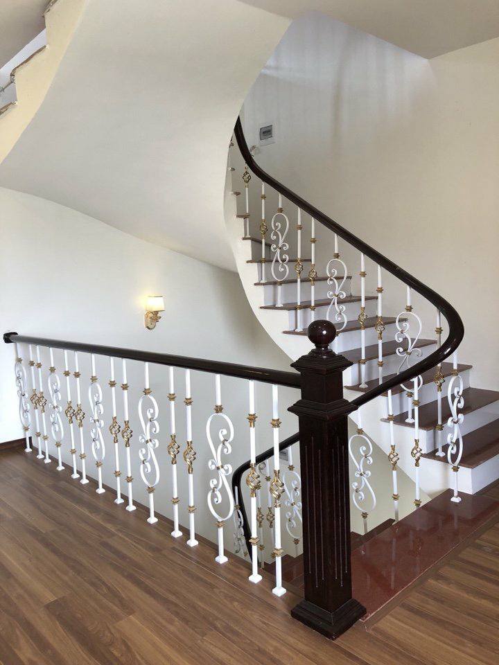 Cầu thang gỗ là sự kết hợp hoàn hảo với tay vịn sắt, mang đến cho không gian của bạn một cái nhìn độc đáo. Thiết kế đơn giản, kiểu dáng hoàn hảo và sáng tạo là những đặc điểm nổi bật của cầu thang này.