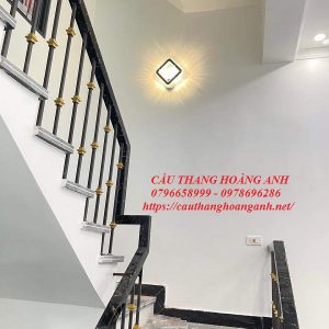 Mẫu cầu thang sắt tay vuông màu đen vân đá