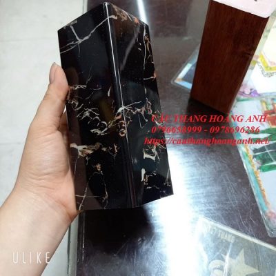 Mẫu tay vịn nhựa hình vuông 60 x60 màu đen vân đá