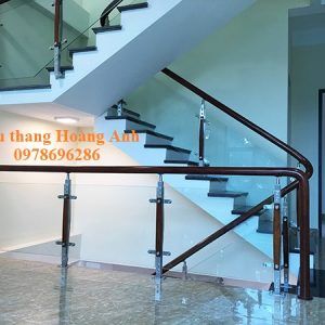 cầu thang kính tay vịn gỗ