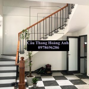 Cầu thang sắt tay vịn gỗ tại vinhomes