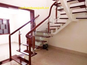 cau-thang-xuong-ca-thep-hop-lan-can-kinh