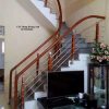 Cầu thang inox tay vịn gỗ giá bao nhiêu