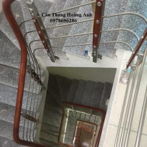 cầu thang inox tay vịn gỗ