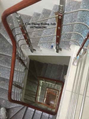 cầu thang inox tay vịn gỗ