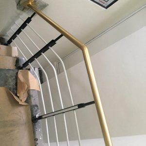 cầu thang sắt tay vịn gỗ