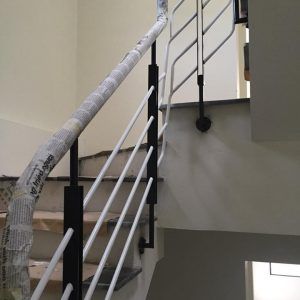 cầu thang sắt tay vịn gỗ