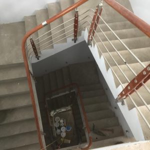 cầu thang suốt inox tay vịn nhựa