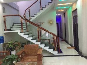 cầu thang nhôm kính tay vịn gỗ 03