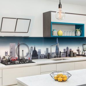 kính màu tranh 3d ốp bếp