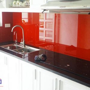 kính màu đỏ ốp bếp