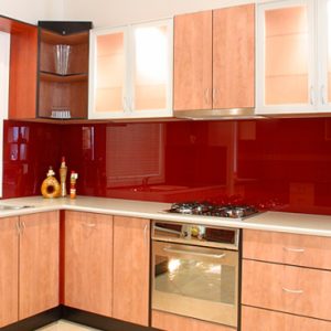 kính màu đỏ ốp bếp 1