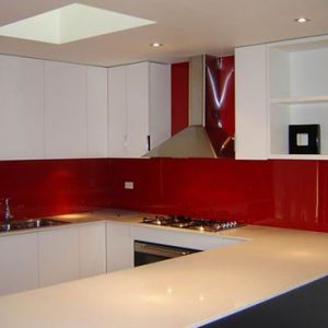 kính màu đỏ ốp bếp