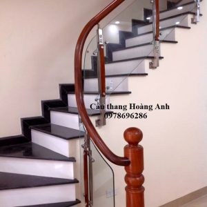 cầu thang kính cường lực tay vịn gỗ 1