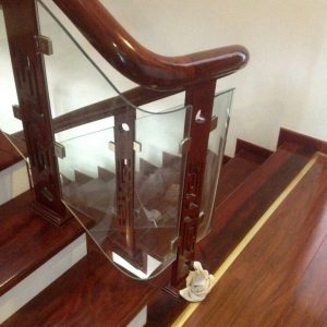 cầu thang kính gỗ trụ khắc CNC