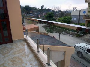 lan can kính trụ lửng khi hoàn thiện