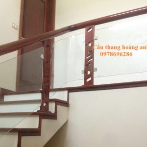 phần cuối cầu thang kính gỗ khắc CNC