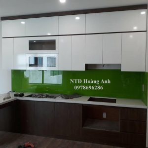mẫu kính cường lực ốp bếp màu xanh láy cây đậm