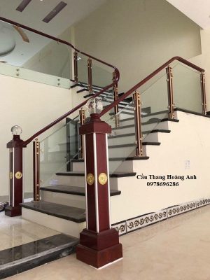 báo giá cầu thang kính tay vịn nhựa vân gỗ