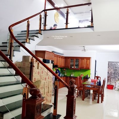 cầu thang kính tay vịn gỗ