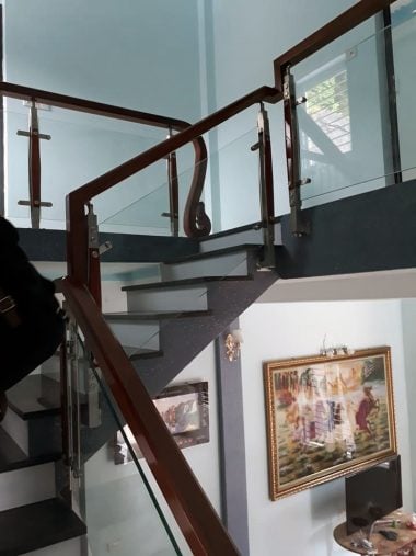 cầu thang kính tay vịn gỗ, kính cường lực hải long