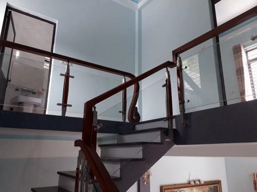 cầu thang kính tay vịn gỗ