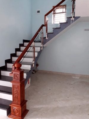 cầu thang kính cường lực tay vịn gỗ