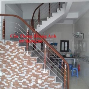 Cầu thang suốt inox tay vịn nhựa thi công tại hồ tây