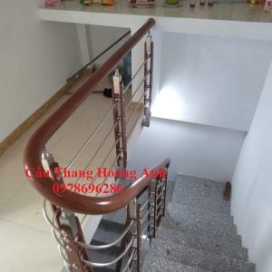 Cầu thang inox tay vịn nhựa thi công tại bắc ninh 2