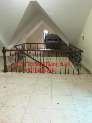 Cầu thang sắt nghệ thuật tay vịn gỗ 20