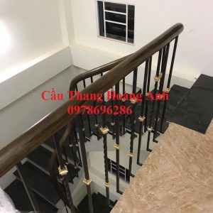 Cầu thang sắt tay gỗ đơn giản
