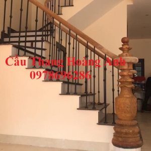 Cầu thang sắt nghệ thuật tay vịn gỗ