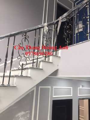 Cầu thang sắt nghệ thuật tay vịn gỗ 17
