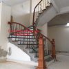cầu thang sắt nghệ thuật tay vịn gỗ 20