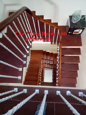 Cầu thang sắt nghệ thuật tay vịn gỗ 14