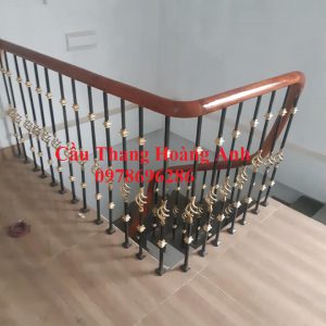 cầu thang sắt nghệ thuật sơn tĩnh điện tay vịn gỗ 01