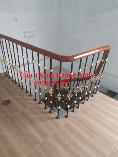 Cầu thang sắt nghệ thuật tay vịn gỗ 02