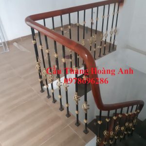 cầu thang sắt nghệ thuật sơn tĩnh điện tay vịn gỗ