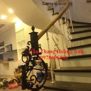 Cầu thang sắt nghệ thuật sơn trắng tay vịn gỗ tại Định công