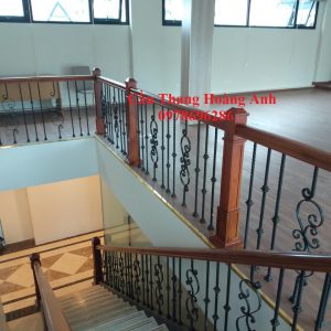 Lan can sắt nghệ thuật tay vịn gỗ